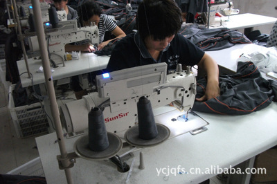 鄆城金秋服飾 全國服飾加工專家，專業定制工作服與校服